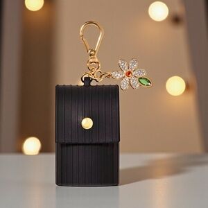 🌼BATH AND BODY WORKS🌼Black Daisy Snapcase Pocketbac Holder with Clip/NWT